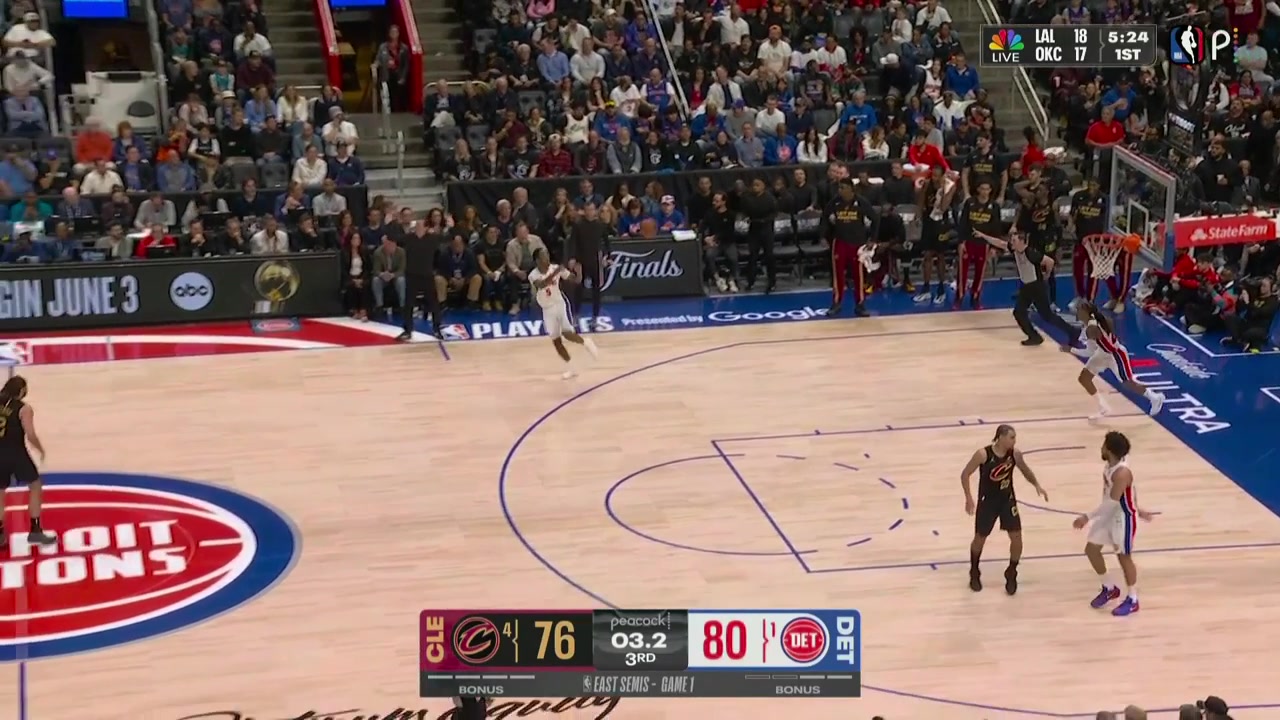 Ron Holland beats the 3rd quarter buzzer with a deep 3