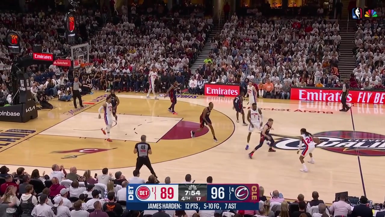 Paul Reed goes to his bag and scores the turnaround jumper to cut the Cavaliers' lead to 5
