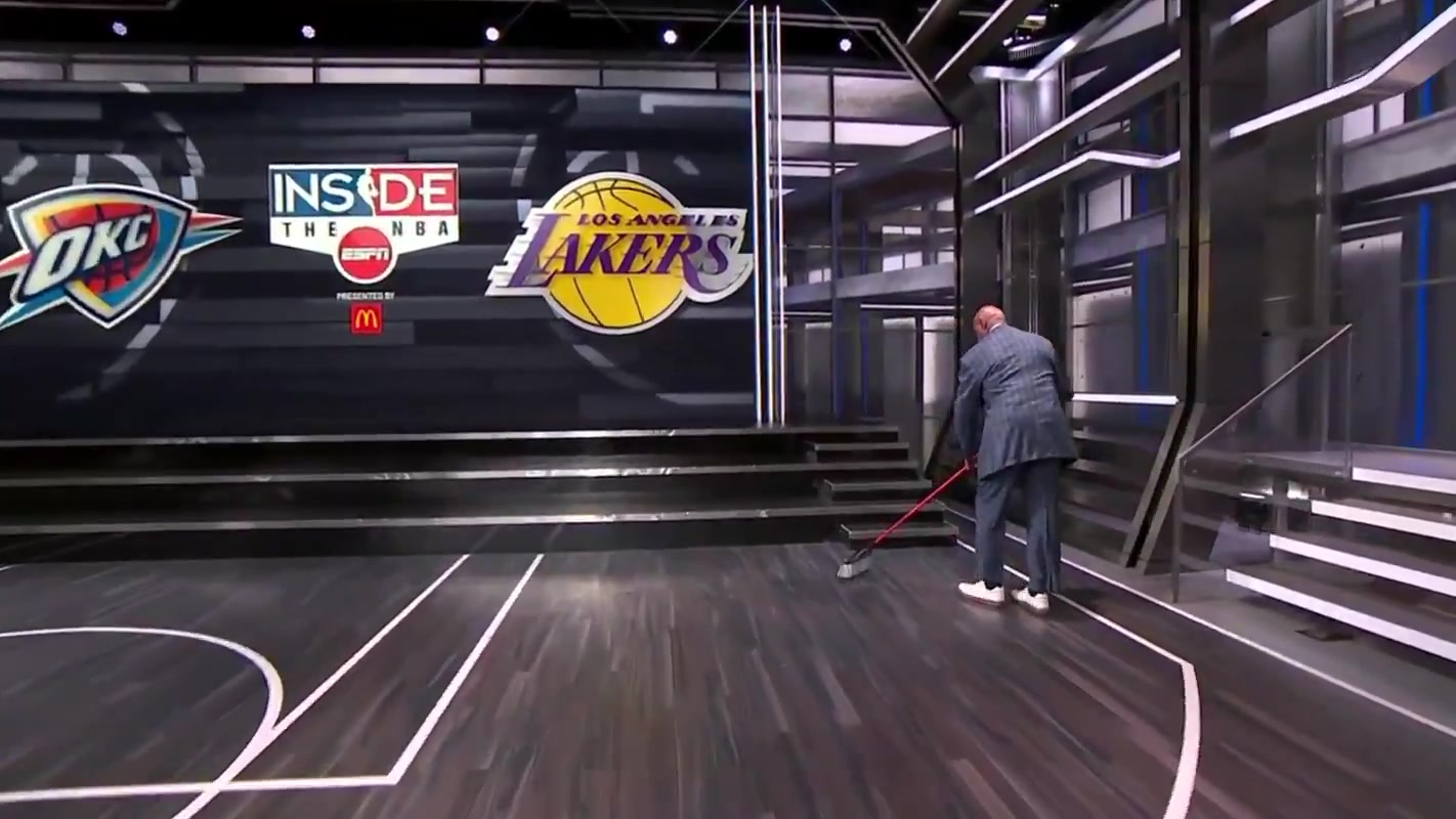 Charles Barkley brings out the broom and starts sweeping the floor as the Thunder take a 3-0 over the Lakers