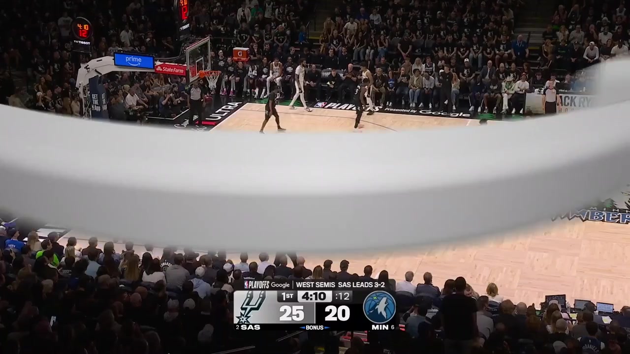 Stephon Castle hits a triple to give him 14 points in the 1st quarter56 from the field 33 from 3