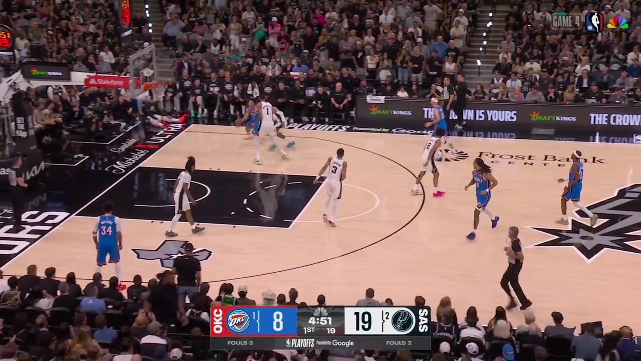 Devin Vassell blocks Jared McCain under the rim and lobs it to Victor Wembanyama for the dunk14 points in a row for the Spurs