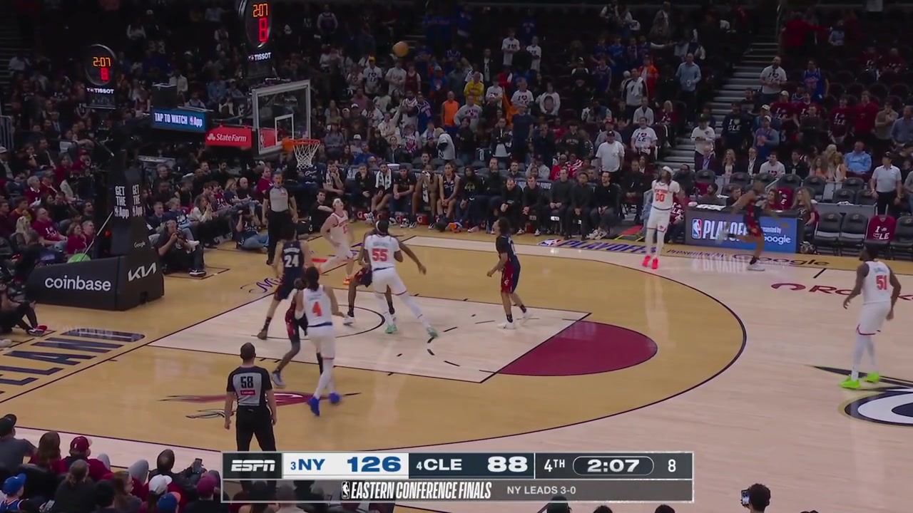 Ariel Hukporti fights for the offensive board and dunks it with force
