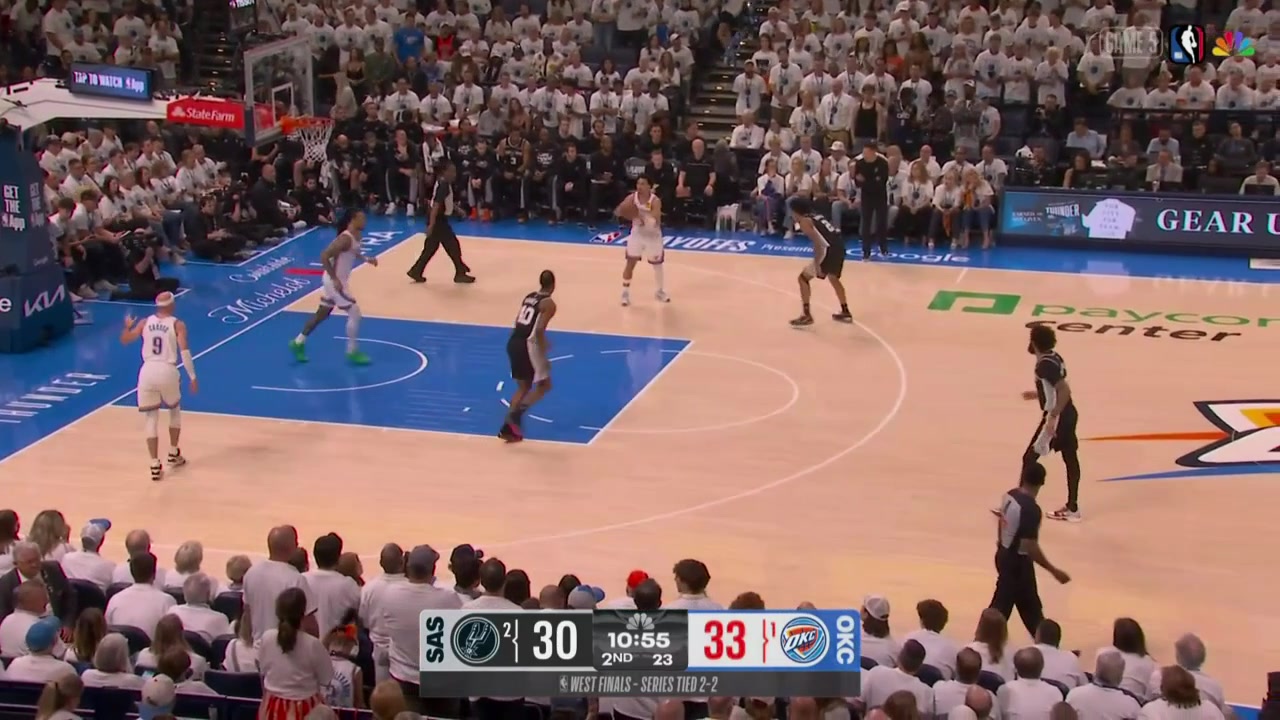 Jaylin Williams catches with one hand on the roll and in the same motion redirects it to Cason Wallace in the corner for three