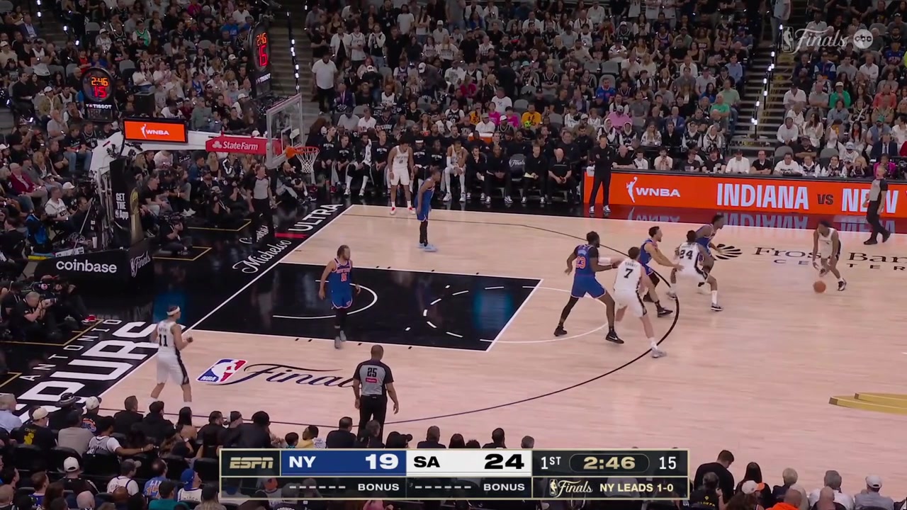 De'Aaron Fox scores three straight buckets for the Spurs putting them up by 10