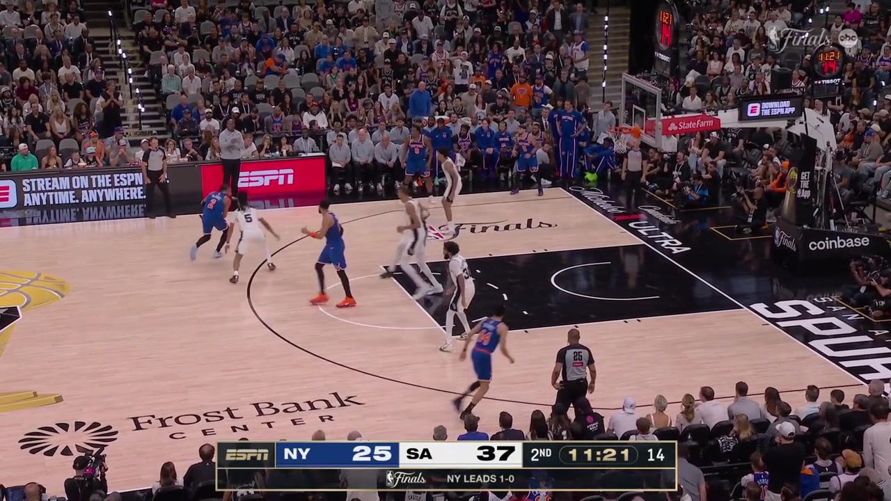 Karl-Anthony Towns hits the step back 3 over Victor Wembanyama