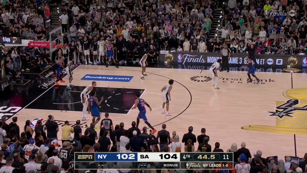 Jalen Brunson hits the one-legged fadeaway for a tie game in the last minute