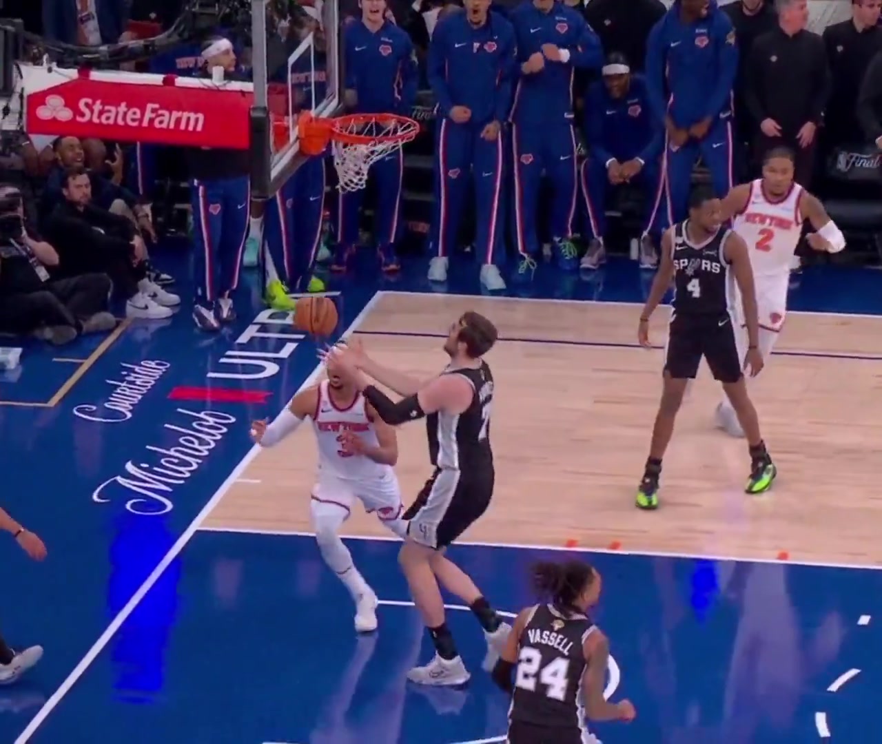 Josh hart kicks Luke Kornets legs while on the ground