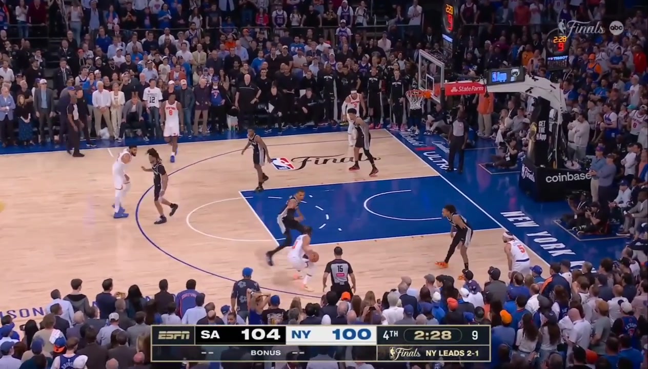 HIGHLIGHTS JALEN BRUNSON DRILLS A 3 OVER WEMBANYAMA TO CUT THE LEAD TO 1 POINT