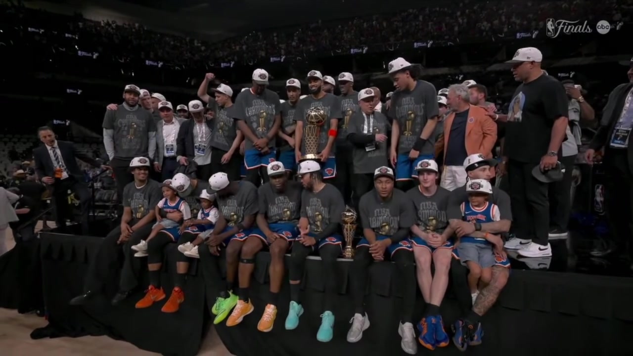 The 2025-26 New York Knicks Get Their Championship Team Photo Taken