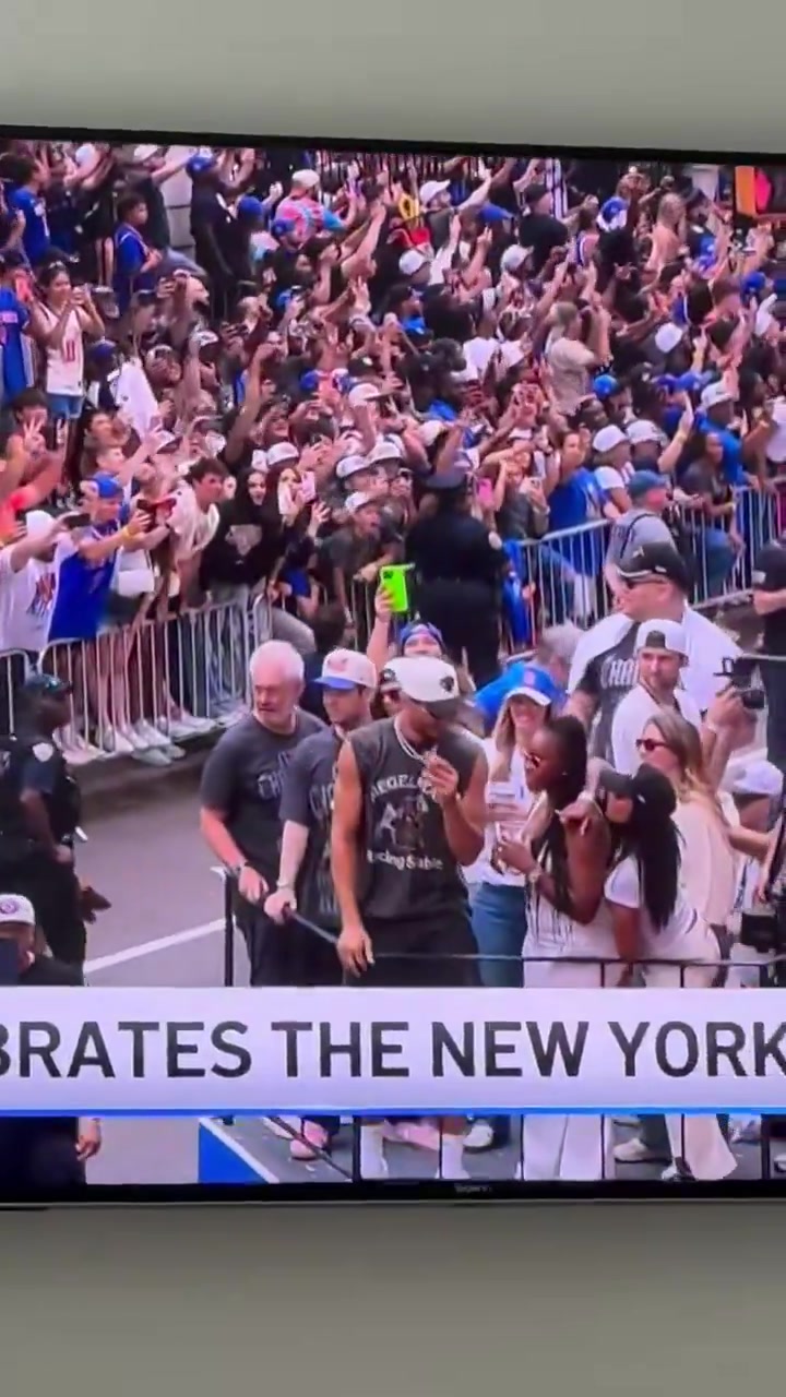 Josh Hart's wife sticks her thumb in a forbidden place during the Knicks Championship Parade