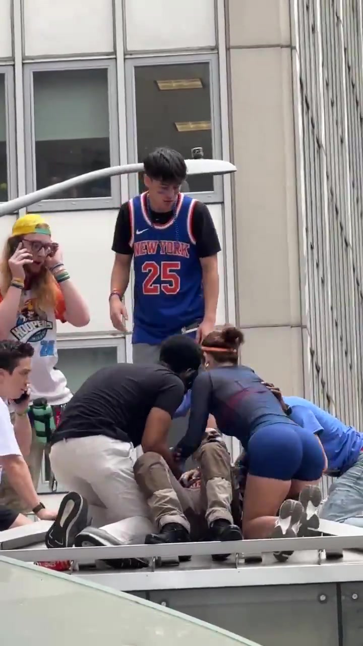 A Knicks fan passed out at the parade a woman saved his life and he somehow found a way to say thank you while still passing out