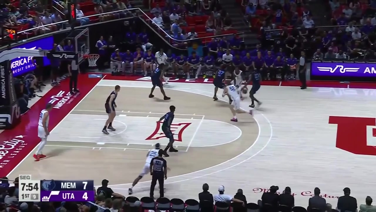 Darryn Peterson hits a contested pull-up three