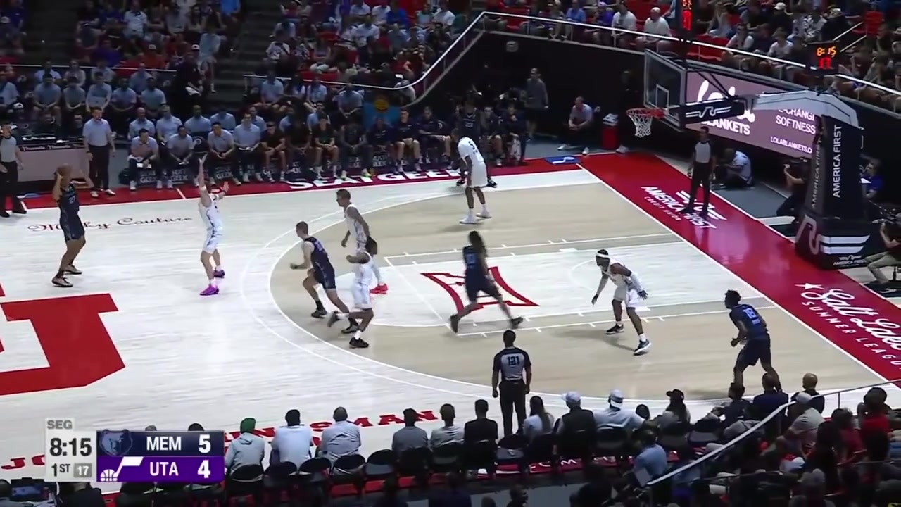 Cameron Boozer with a quick pass to Javon Small for the open layup