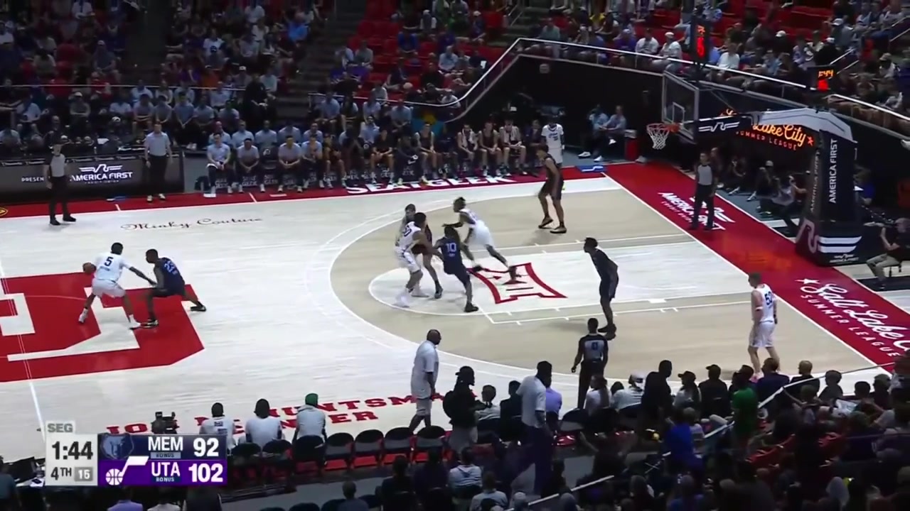 Darryn Peterson hits a 3-pointer right in the defender's face late in the 4th quarter and Cameron Boozer answers right back with replays