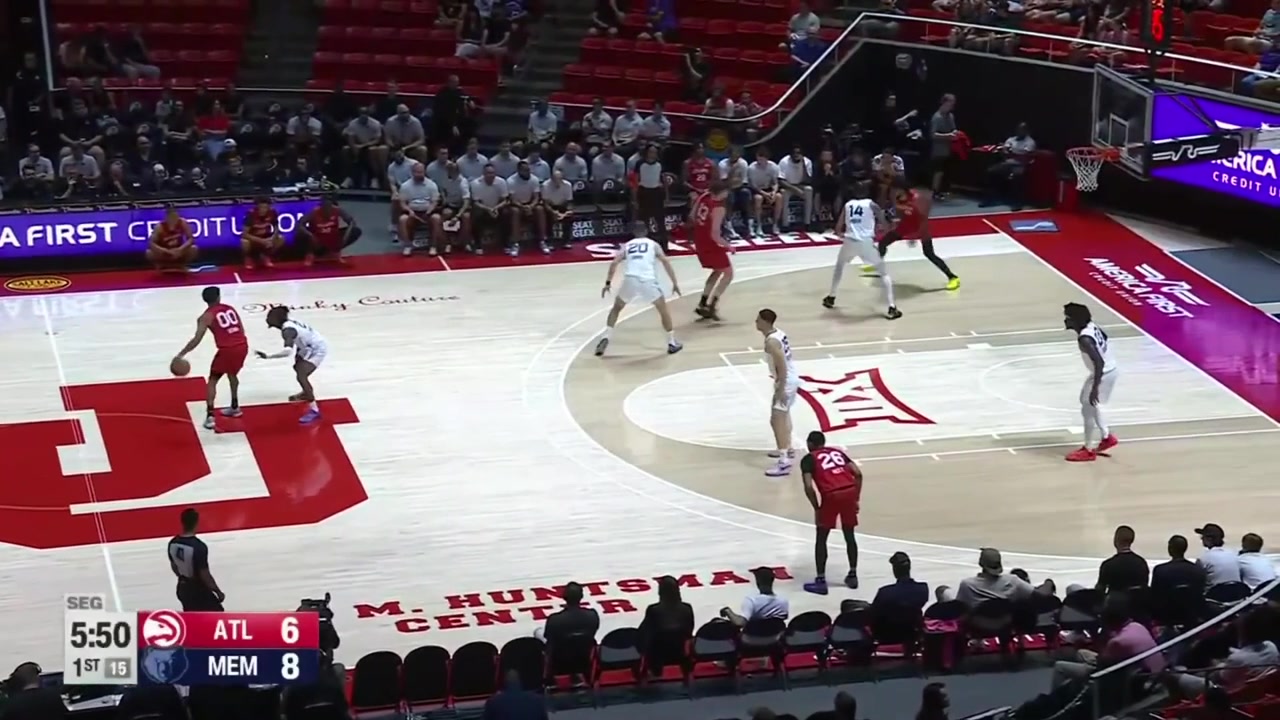Henri Veesaar hits the 3-pointer in the defender's face with a replay