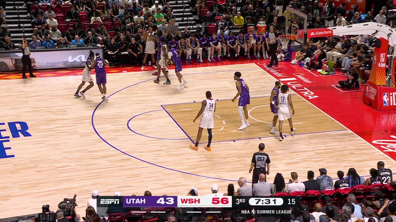 AJ Dybantsa turns the ball over and Darryn Peterson with the two-handed fastbreak dunk at the other end