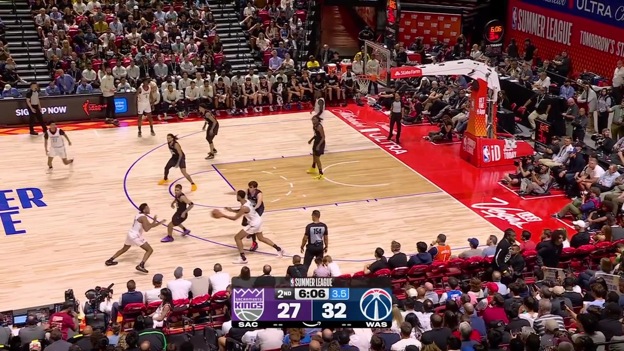 Norris Agbakoko with the nice touch on the floater to beat the shot clock