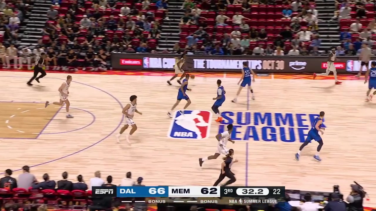 Cameron Boozer hits his first triple of the night to give him 16 points and Sergio De Larrea with a nice feed to Kaodirichi Akobundu-Ehiogu for the layup to end the 3rd quarter
