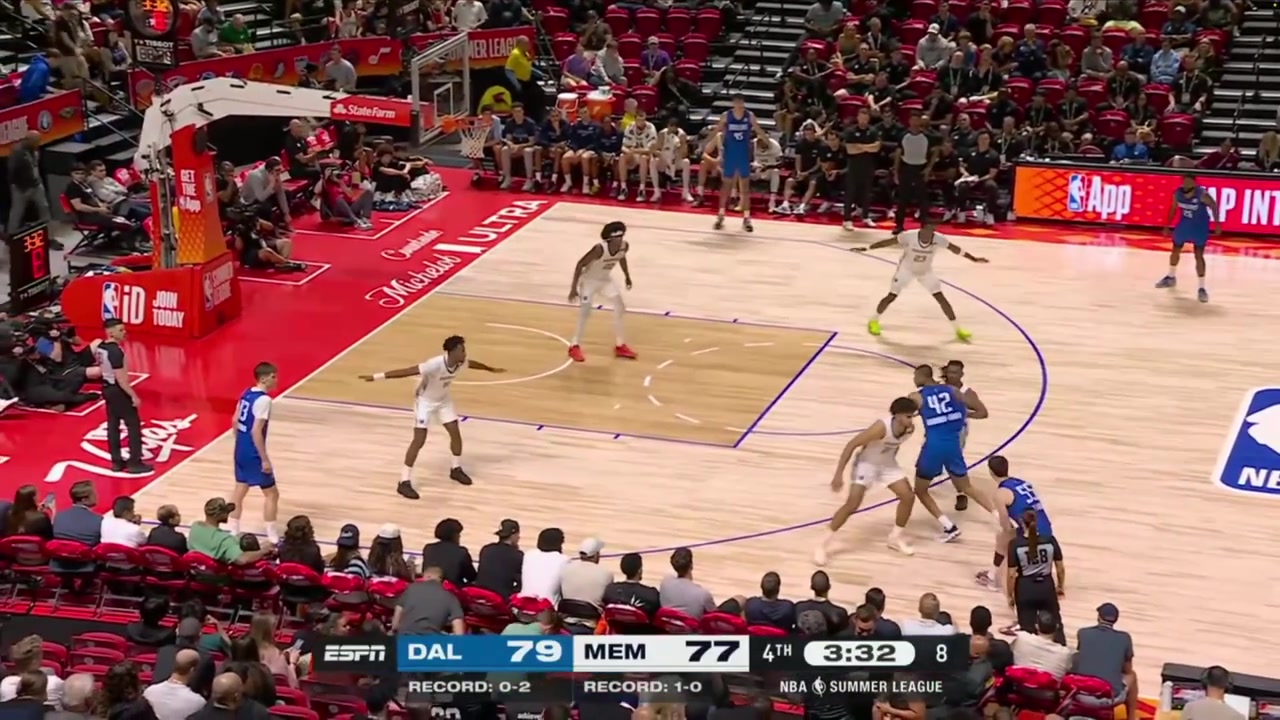 Sergio De Larrea hits a stepback 3 from the wing over Cameron Boozer to put the Mavericks up 5 with 3 minutes remaining