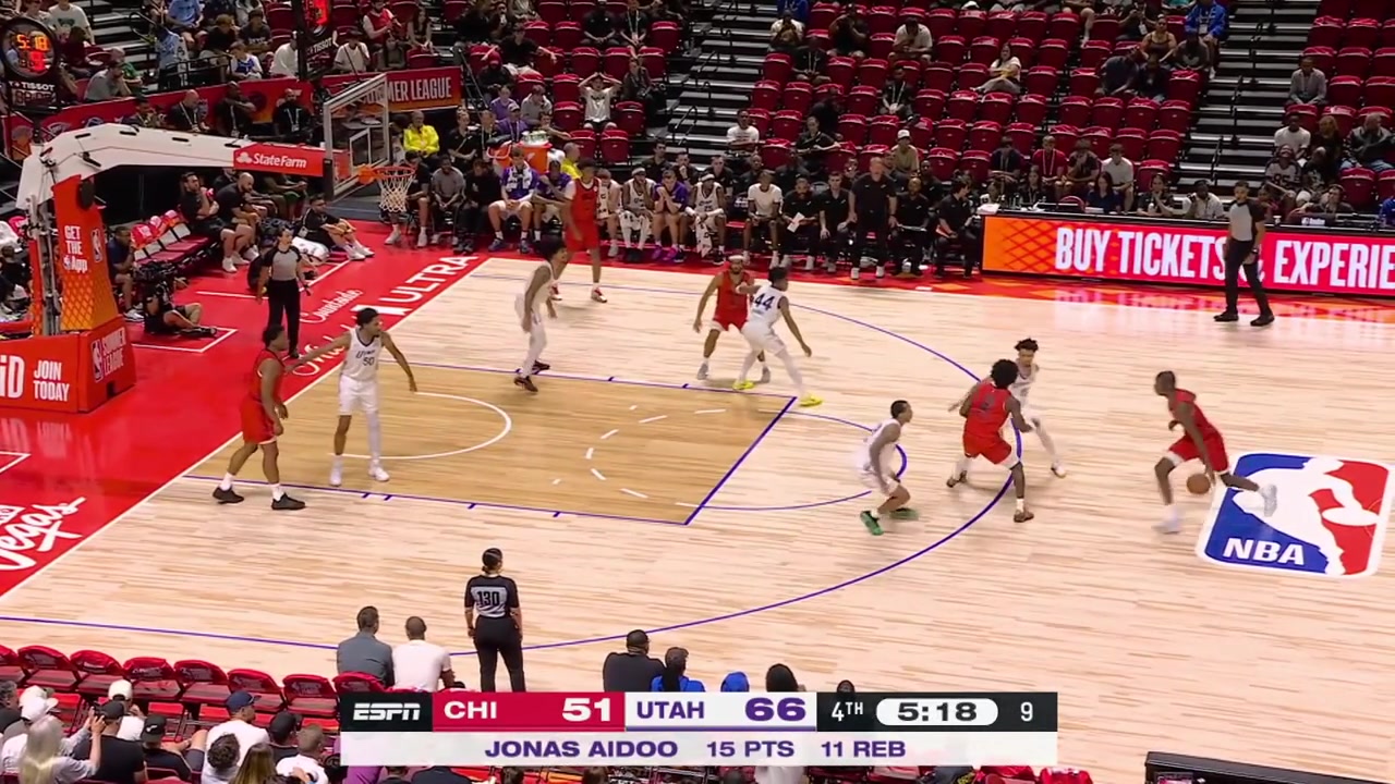 Caleb Wilson throws down a monster dunk over Jonas Aidoo then hits a 3-pointer and blocks Aidoo at the other end 5th blocks which is confirmed after a coach's challenge Including the reaction by Darryn Peterson With replays
