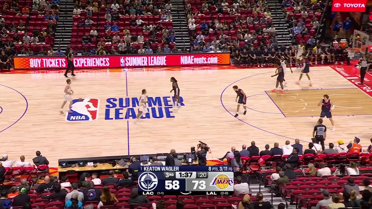 Cameron Carr starts heating up with the And-1 layup the fadeaway jumper and the deep 3 heat check in Wagler's faceChris Maon waves his towel at Carr on the Lakers' benchCarr also hits another triple at the end of the 4th quarterIncluding Replays of Cameron Carr highlights