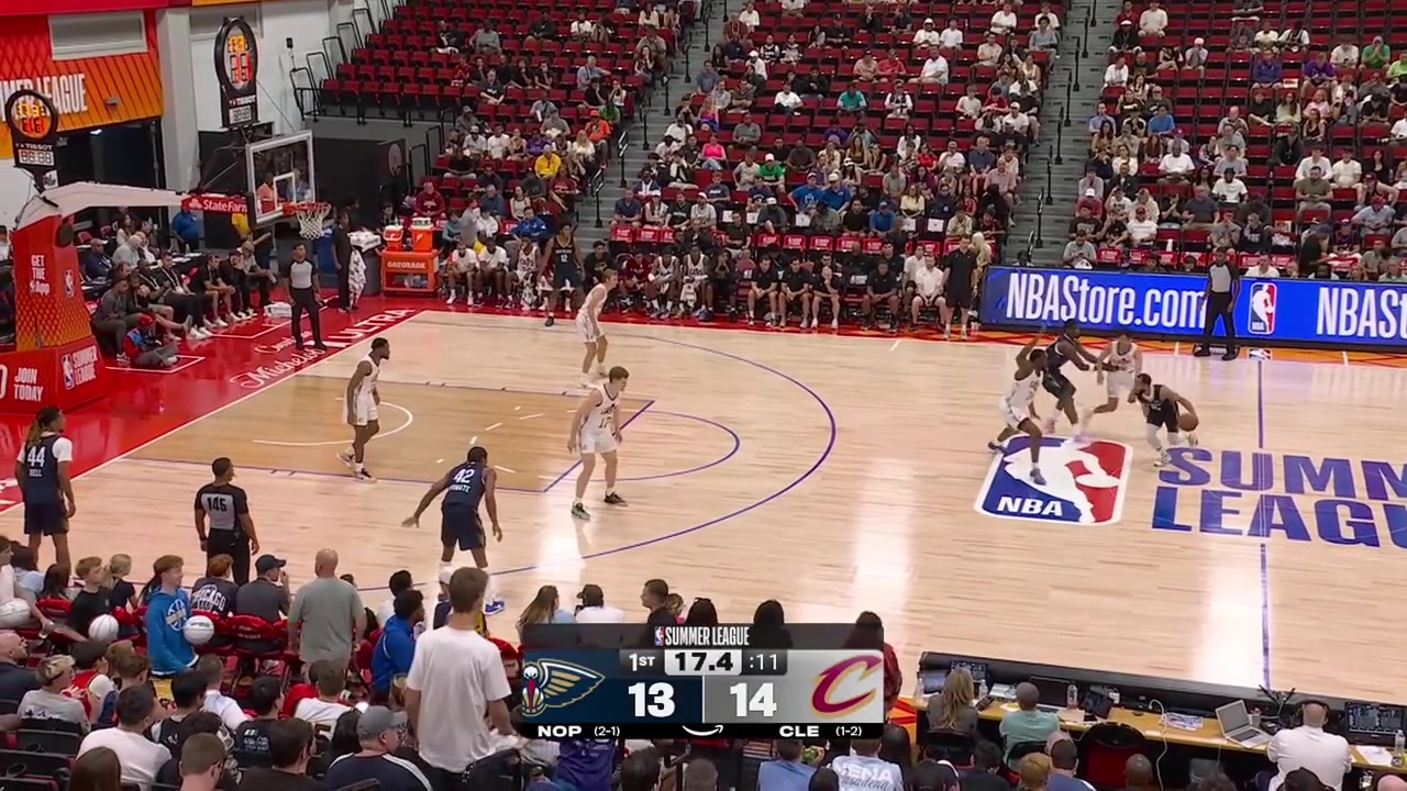 Solomon Washington lobs it to Jordan Riley for the dunk and Riley Minix with the buzzer-beater jumper off one leg to end the 1st quarter with replays