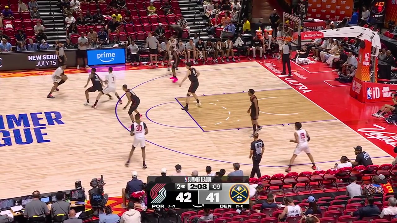Mark Sears with the 3-pointer And-1 then hits another 3-pointer and then scores the floater over Yang Hansen who throws a great touchdown pass but Jayson Kent fails to finish it