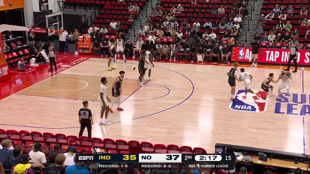 5'7'' Markquis Nowell goes against 5'7'' Yuki Kawamura and scores the layup on him