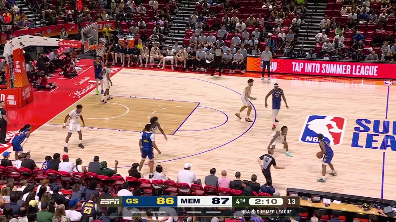 Yaxel Lendeborg with a big clutch 3 in the defender's face to give the Warriors the lead