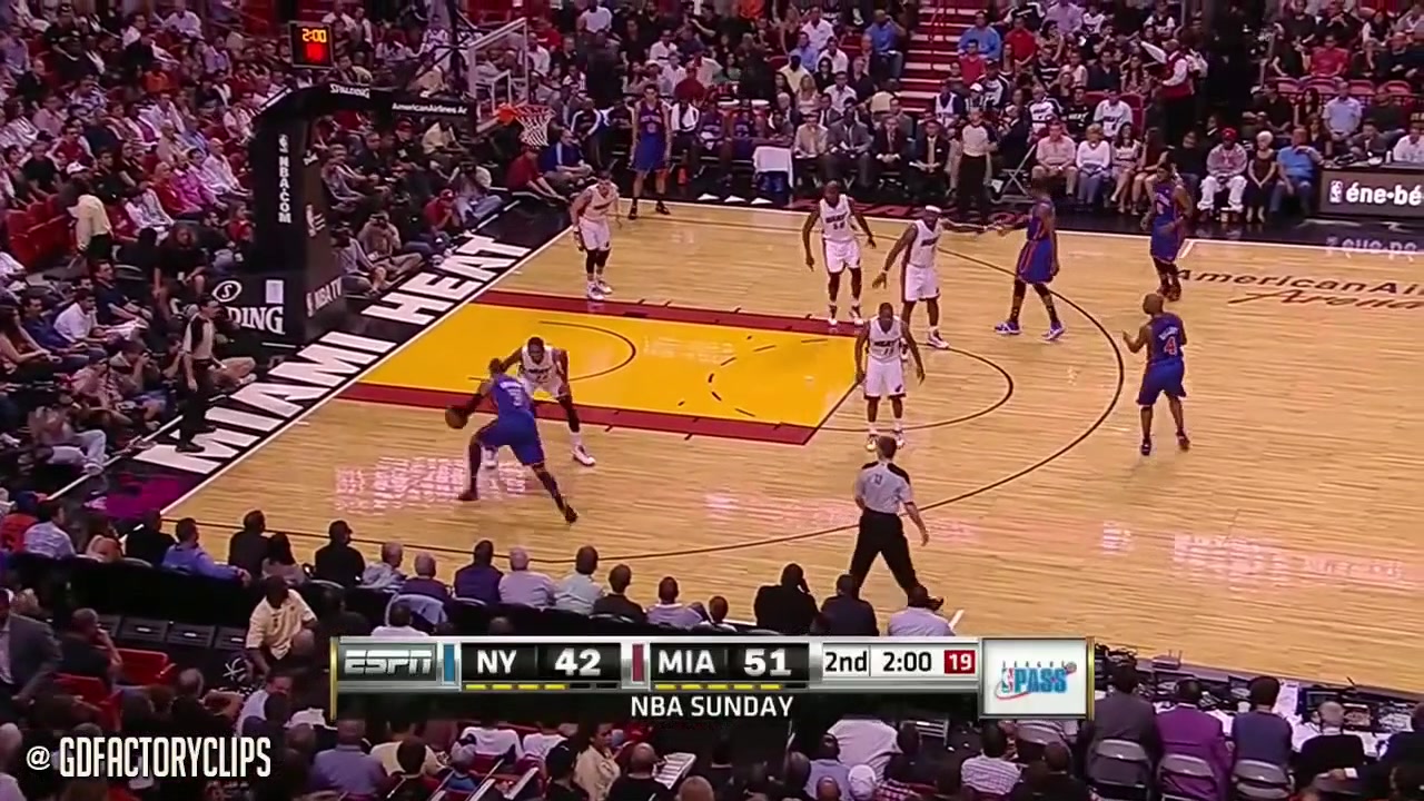 Carmelo Anthony fights over the screen and contests Lebron James as the Knicks defeat the Heatles in Miami