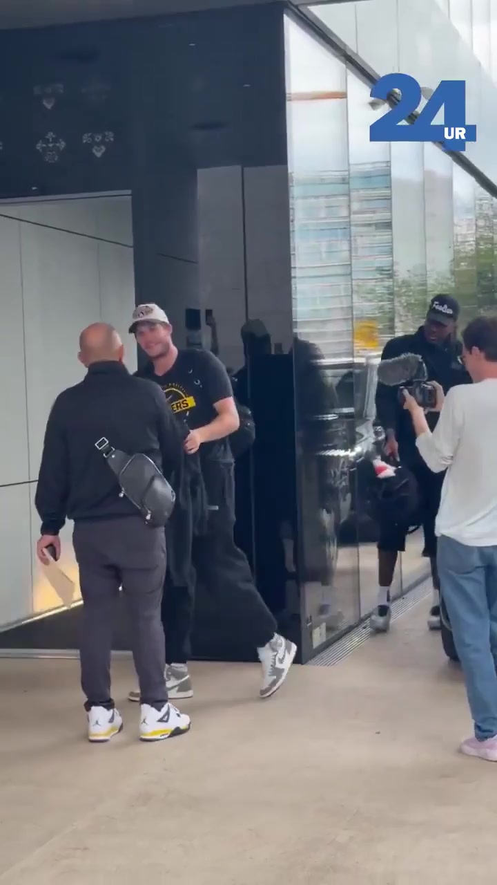 Lakers arrive at their hotel in Slovenia