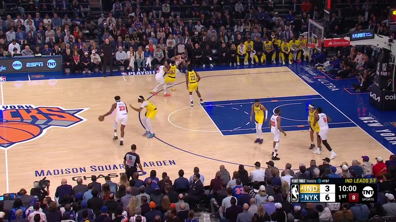 Mitchell Robinson with the alley-oop dunk off a lob by Jalen Brunson with replays