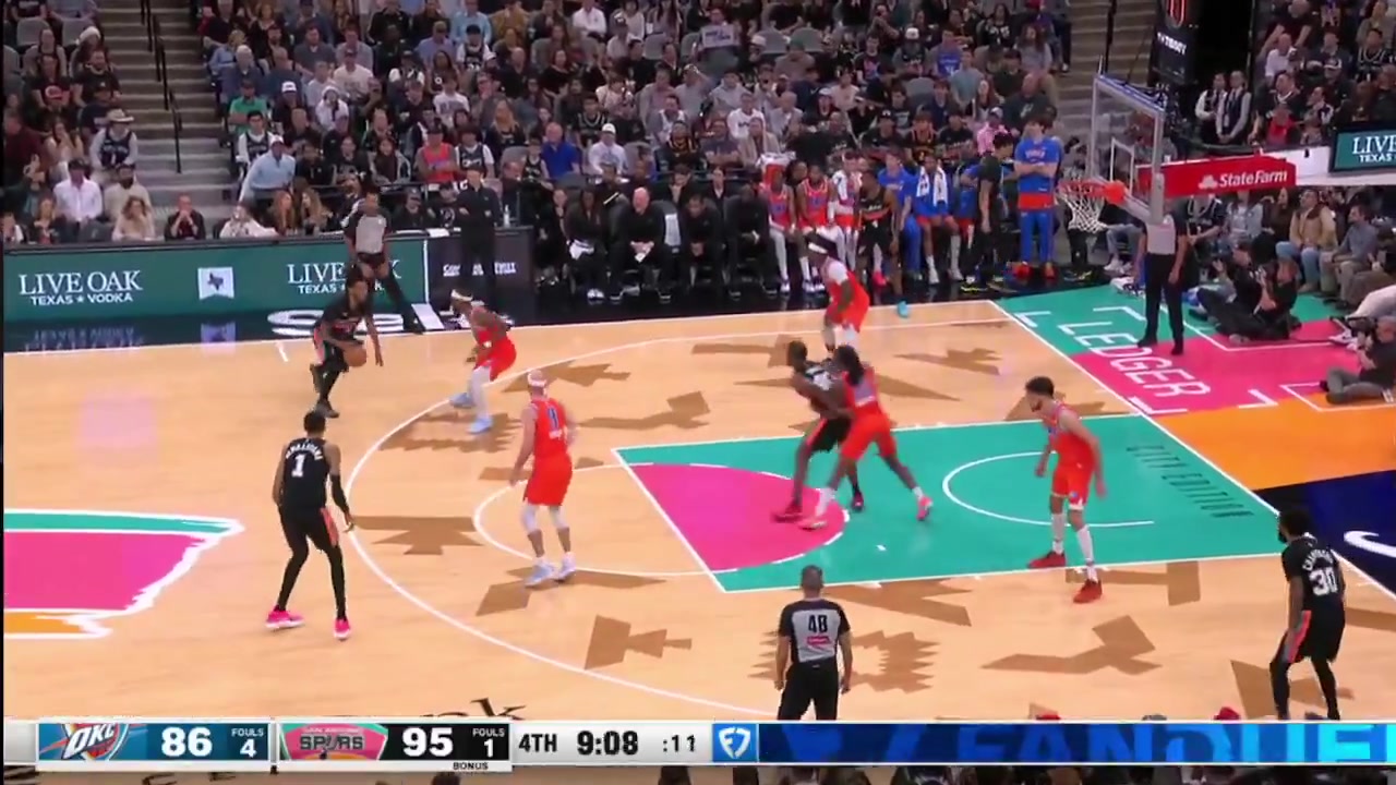 Wemby hits the step back 3 over Alex Caruso and forces an OKC timeout as the Spurs go up 12