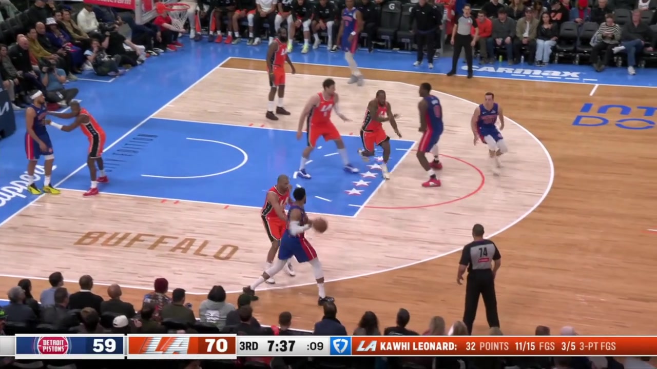 Kawhi Leonard gets into the passing lane for a steal and finishes with a dunk in transition