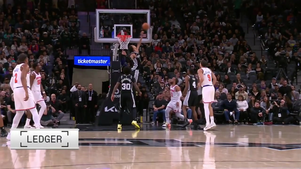 Wemby gets up to block Jalen Brunson