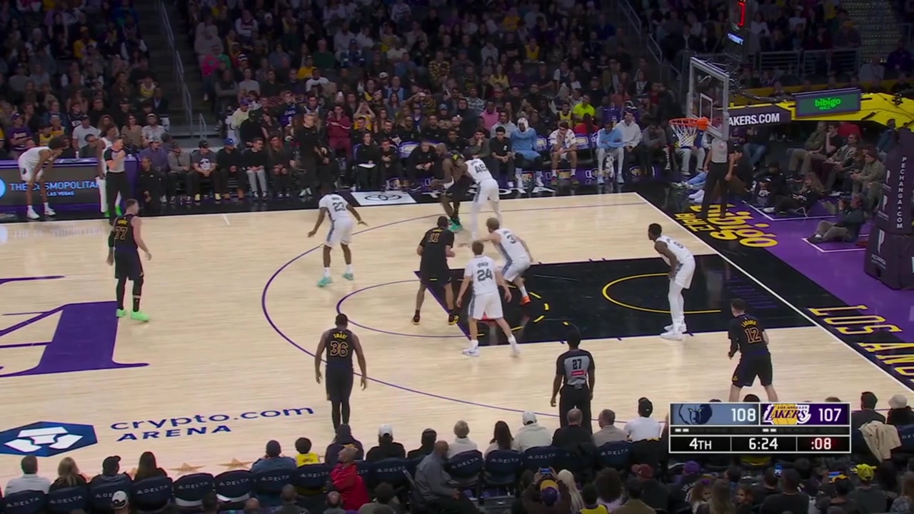 LeBron finds Jaxson Hayes for a huge jam