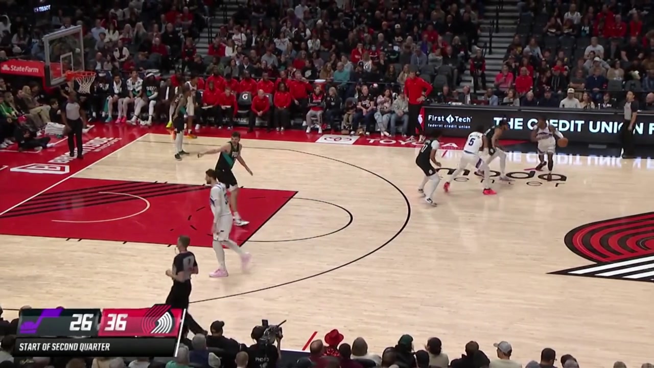 Jazz turn the ball over and Shaedon Sharpe goes high to throw down the lob
