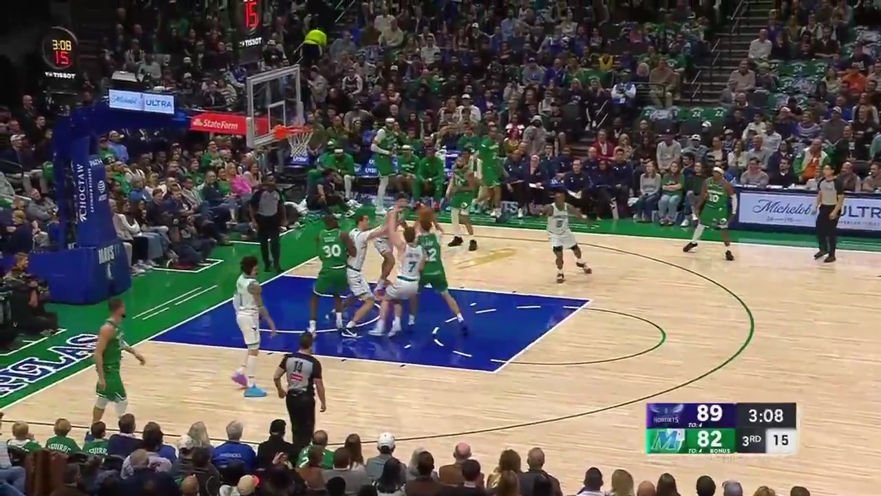 Cooper Flagg pours in back-to-back buckets on consecutive possessions now with 40 PTS 1623 FGM 24 3PM and it's still the 3rd quarter