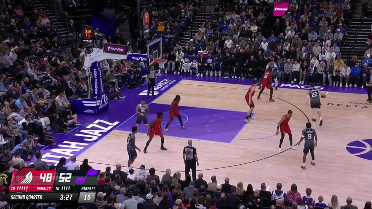 Filipowski hits Donovan Clingan in the face during his leaning forward jumper Clingan asks his team to challenge the call they obliged but the challenge deemed unsuccessful as Scoot Foster says the call stand due to A to B rule adding Any contact to the face being unfortunate