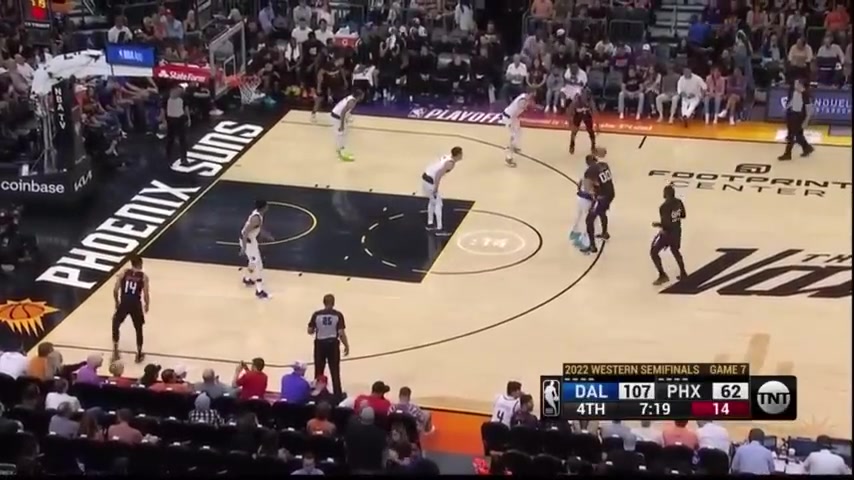 Chris Paul hits a huge three to cut the lead down to 42