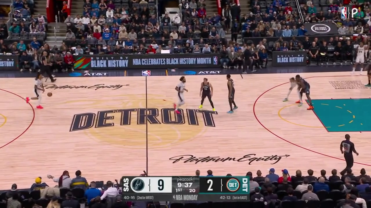 Victor Wembanyama with the alley-oop dunk in one single motion with a replay