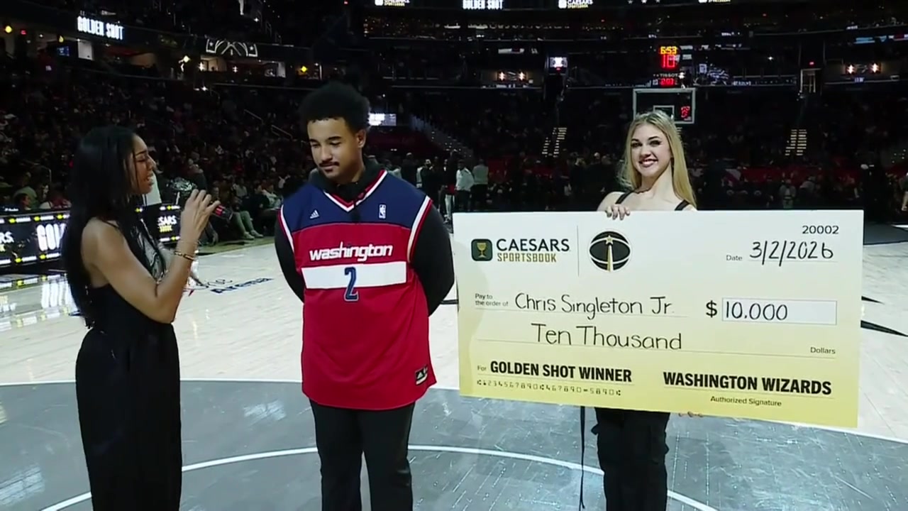 A Wizards fan wins 10000 after hitting the layup the free throw… - NBAclips
