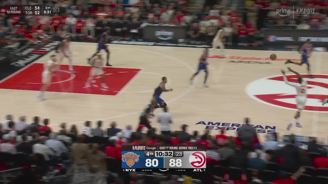 Jonathan Kuminga takes on three defenders in transition and beats them all for the bucket