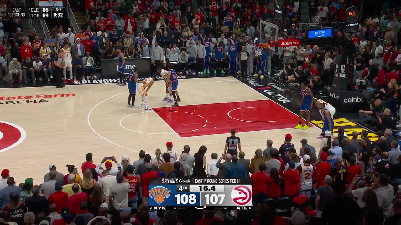 CJ McCollum hits the big jumper to give the Hawks the lead