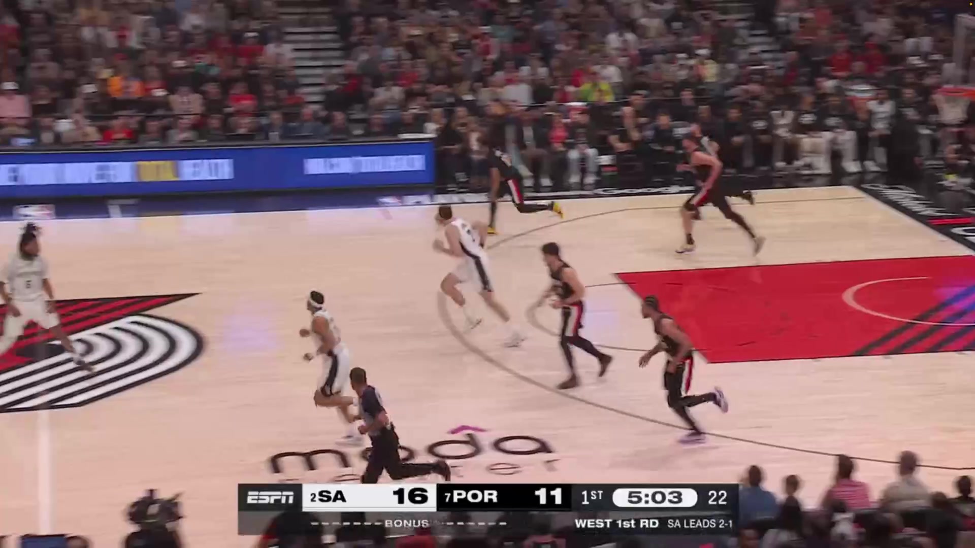 Harper and Clingan both grab the ball leading to a jump ball But neither wants to let go of the ball even after the referee's whistle