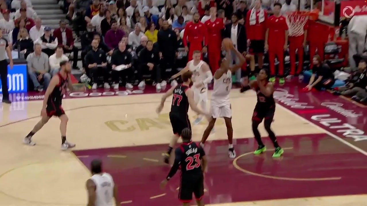 Collin Murray-Boyles with the incredible block on Mobley's dunk attempt