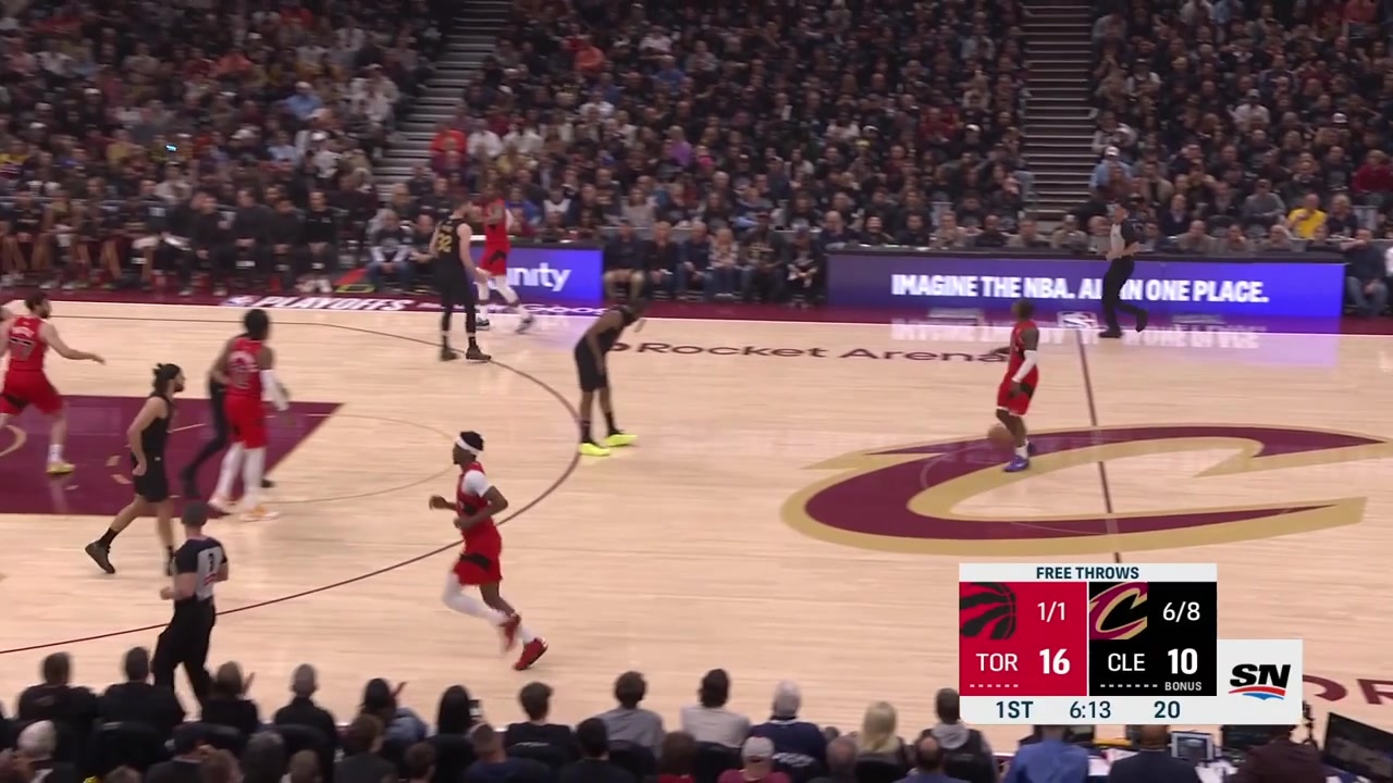 Jamal Shead lobs up high to Collin Murray-Boyles for the powerful alley-oop dunk with replays