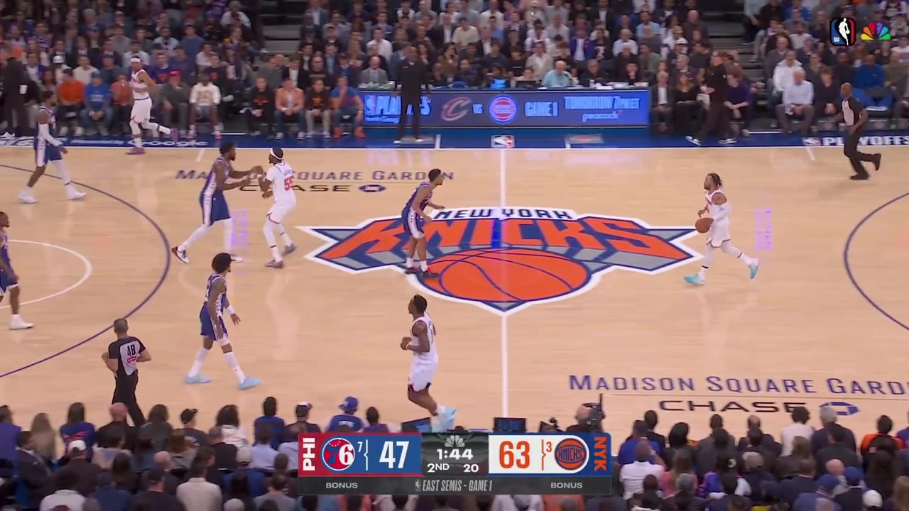 Jalen Brunson hits the floater and does the 'goggles' celebration to the referee after he didn't receive a foul and then Brunson hits a 3-pointer to give him 21 points with replays