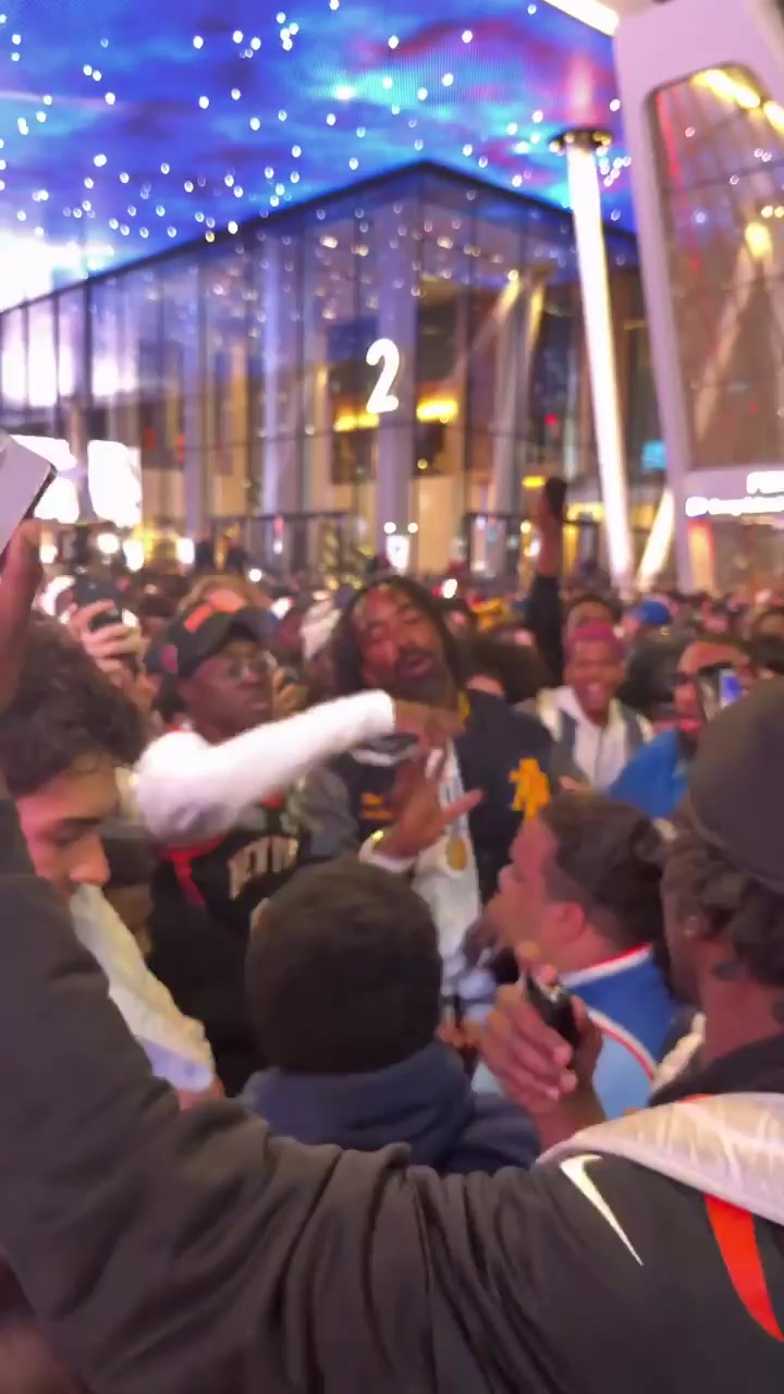 JR Smith mobbed outside Madison Square Garden