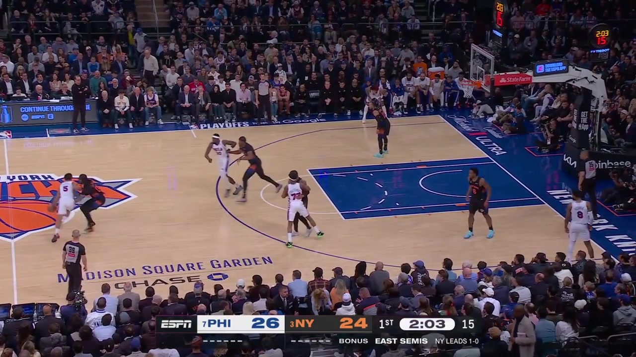 Ariel Hukporti picks 3 fouls in 70 seconds in the 1st quarter